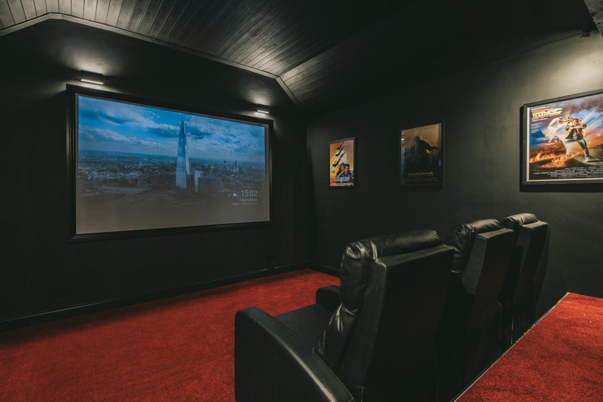 House With A Cinema And Games Room, Sleeps 17 Шрусбери Экстерьер фото