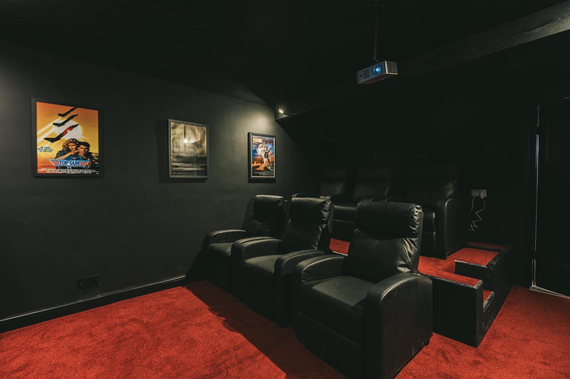 House With A Cinema And Games Room, Sleeps 17 Шрусбери Экстерьер фото